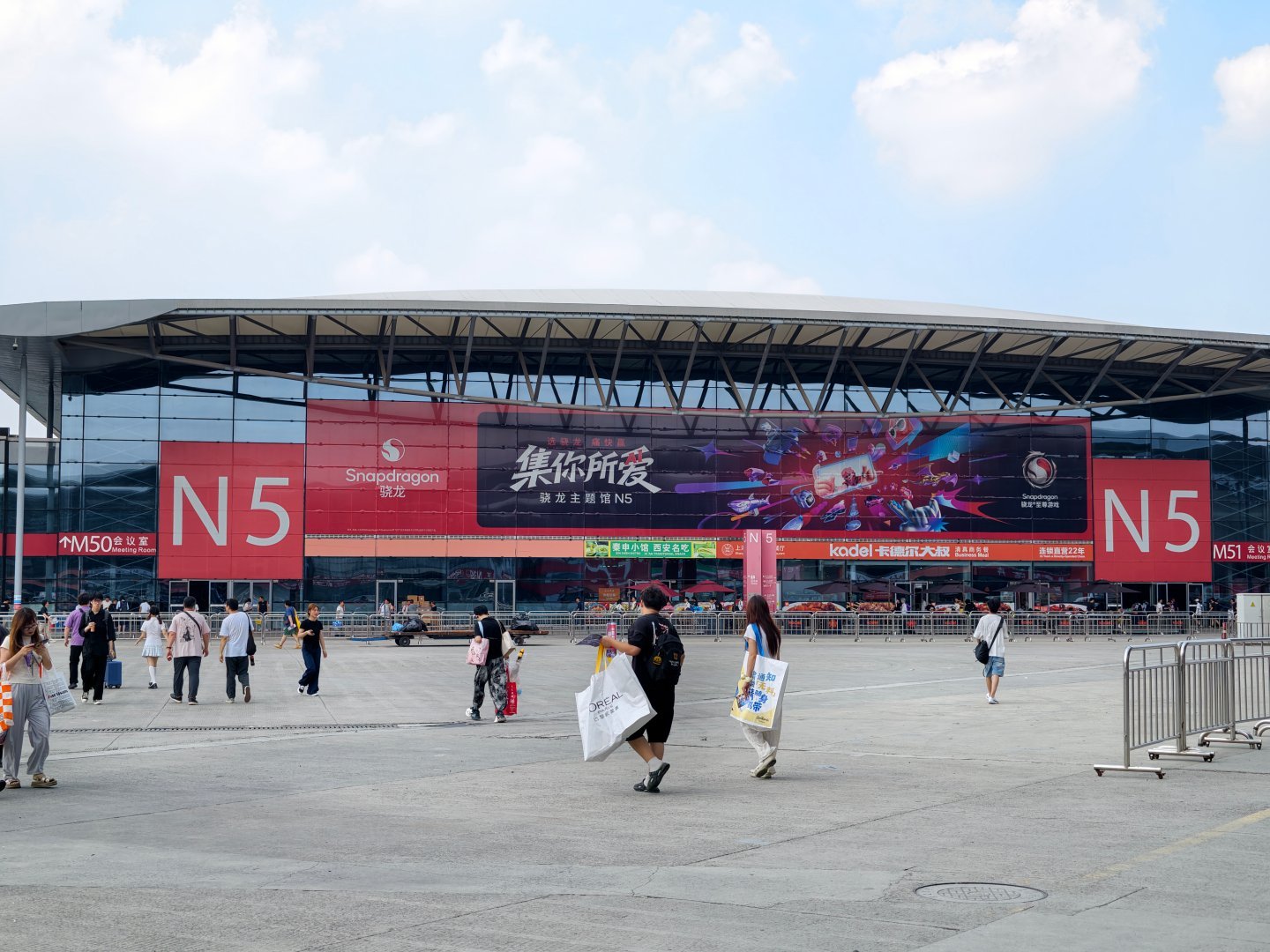 每年Chinajoy，高通骁龙展馆都是绝对的C位。今年骁龙展台延续了大而全的设计
