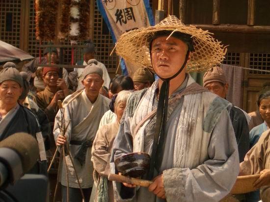 《朱元璋登基当天，偷偷往龙袍里塞了3个烧饼｜一个乞丐皇帝的“反向凡尔赛”》

朱