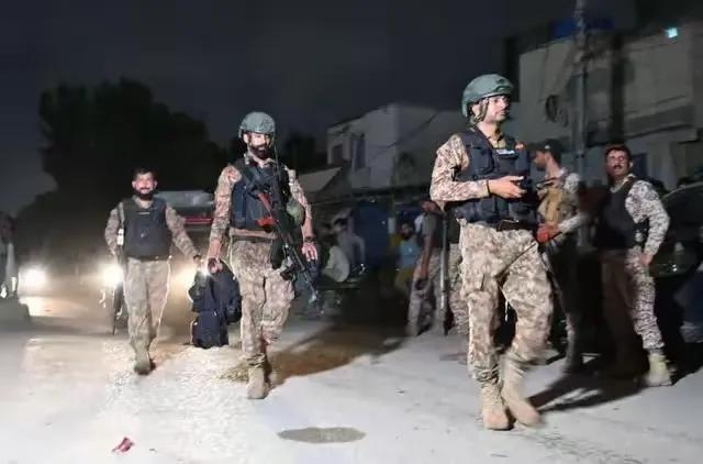 巴基斯坦这次干了件让所有恐怖组织都得掂量掂量的事——3名士兵牺牲后，巴方在12小