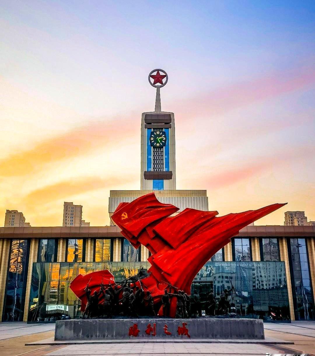 石家庄离万亿城市还有多远？
文中数据显示，2026年前三季度，石家庄GDP为65
