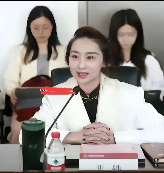 大家发现了没？
北理工的裴轶教授，长得和奇葩说辩手傅首尔，非常的像，
她们都是极
