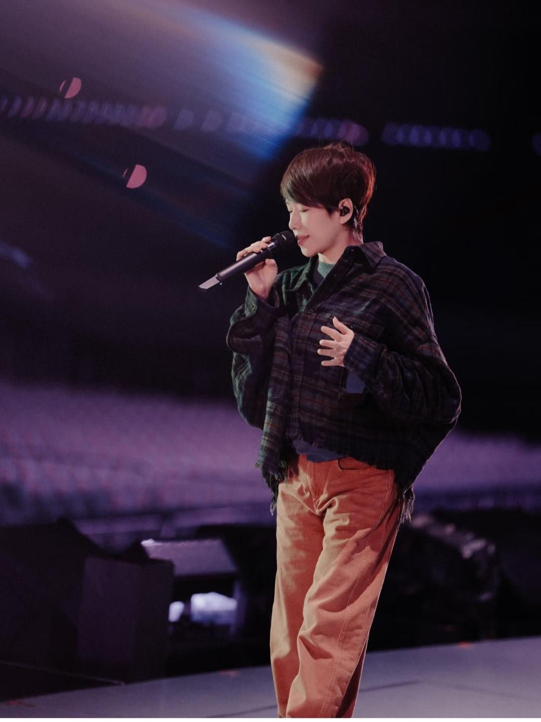 林忆莲，这颜色的裤子搭配这上衣真是太绝了。