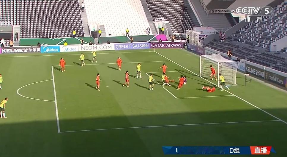 李昊这个门将是真不错！这脚被闷的不轻，守得也很好！

国足1：0领先，澳大利亚先