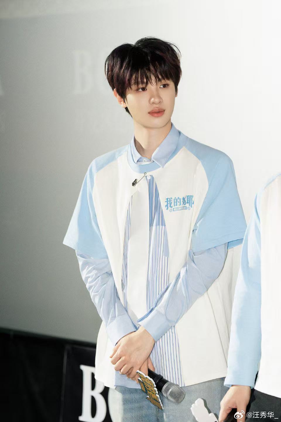 马思纯白客给黄明昊唱偶练主题曲 这段路演真的太好哭了，马思纯和白客像爸妈一样站在