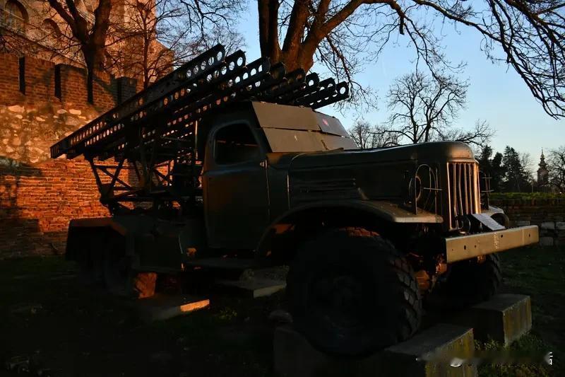 惊爆！近期俄乌冲突再爆奇闻。4名乌士兵向俄无人机开枪，竟无一命中，枪法着实差劲。