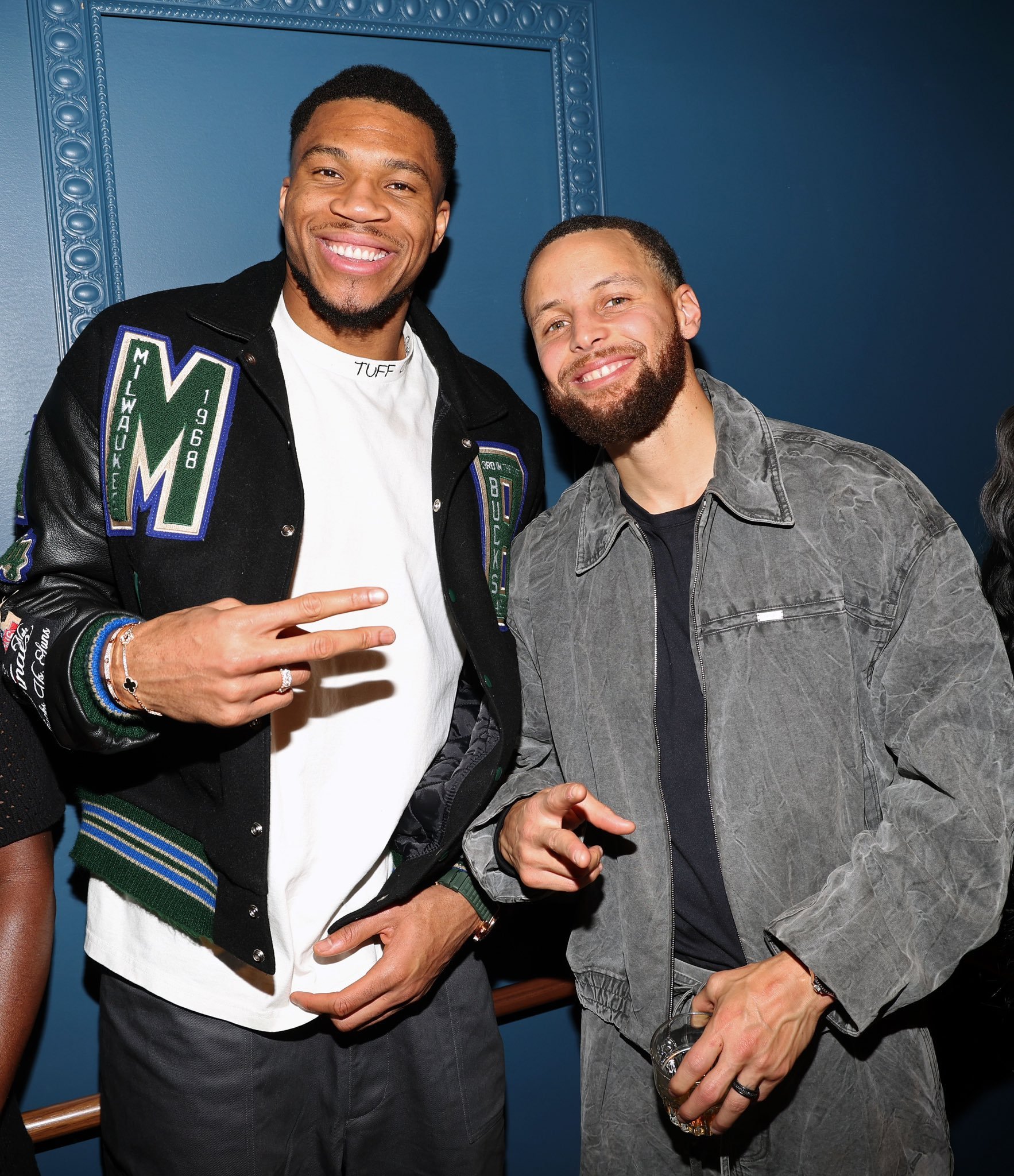 我们勇士球迷两个想法要么拿出所有资产交易来字母哥要么就放库里勇士离开去争冠球队 