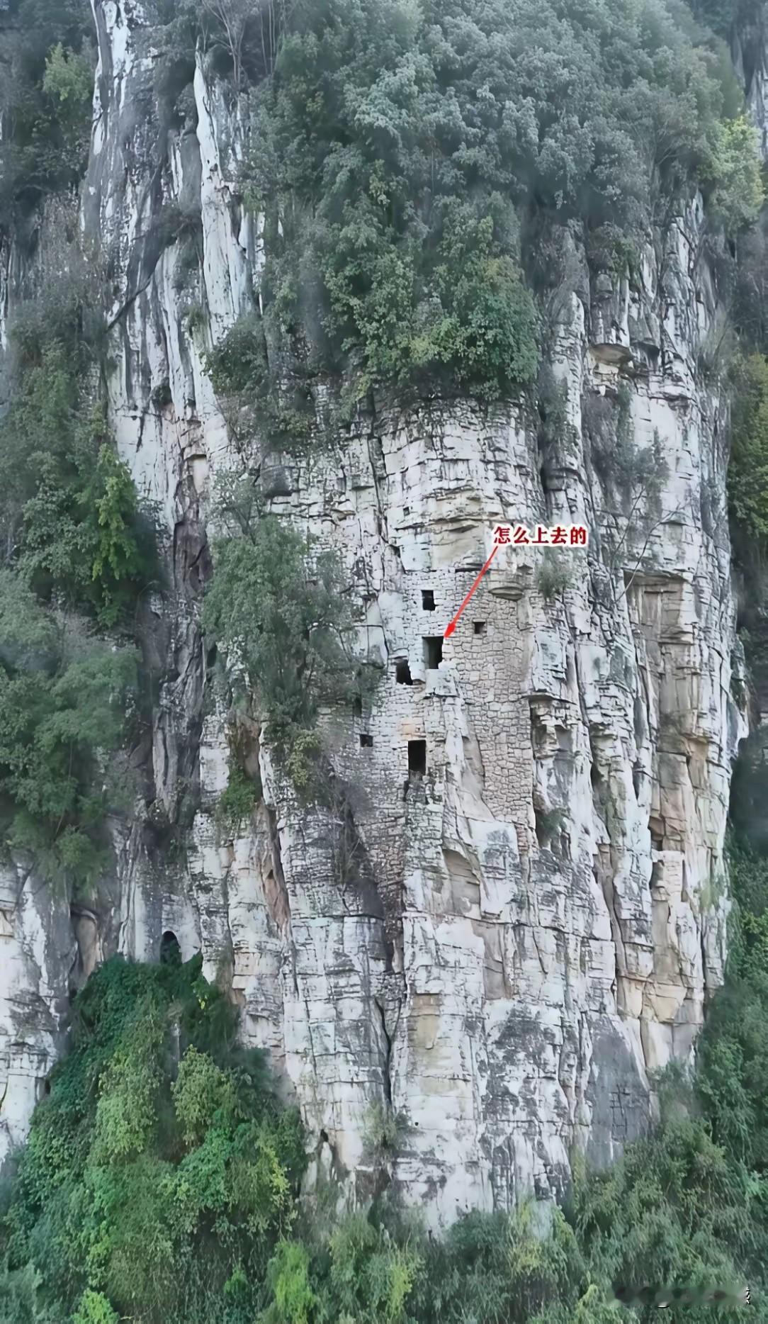 在悬崖峭壁上，借助悬崖峭壁的地形地貌，因地制宜建房子，我们的祖先太牛了，最让人不