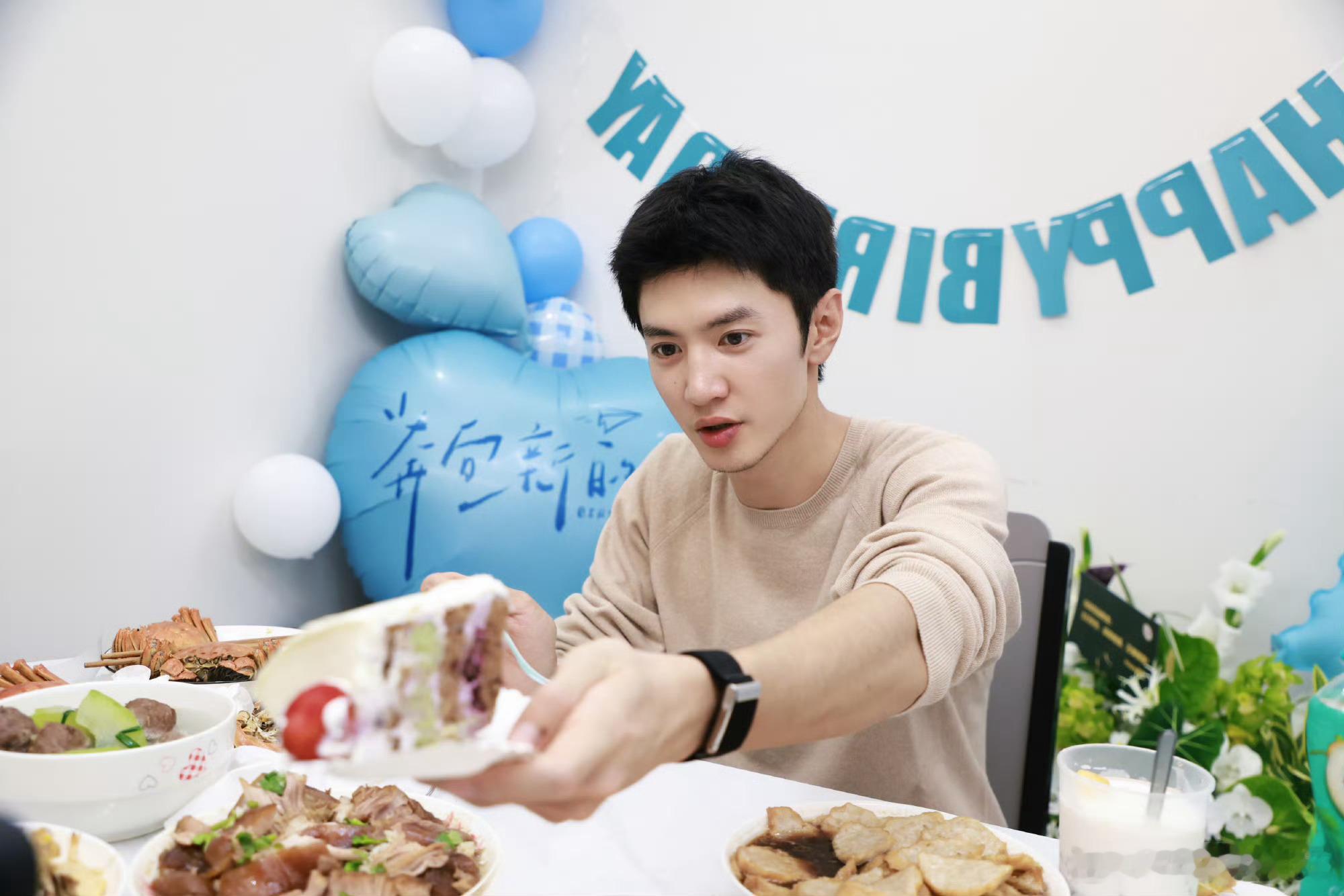 陈哲远热腾腾的生日时刻陈哲远给小狗看手机 哲远生日快乐啦，直播随便一截都好帅 ​