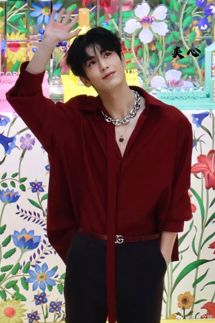 张凌赫开推上班和粉丝打招呼张凌赫能看出私生和粉丝的区别开始推理吧 张凌赫的温柔，