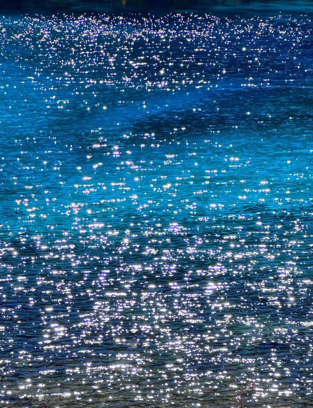 下联：水漫一地星。