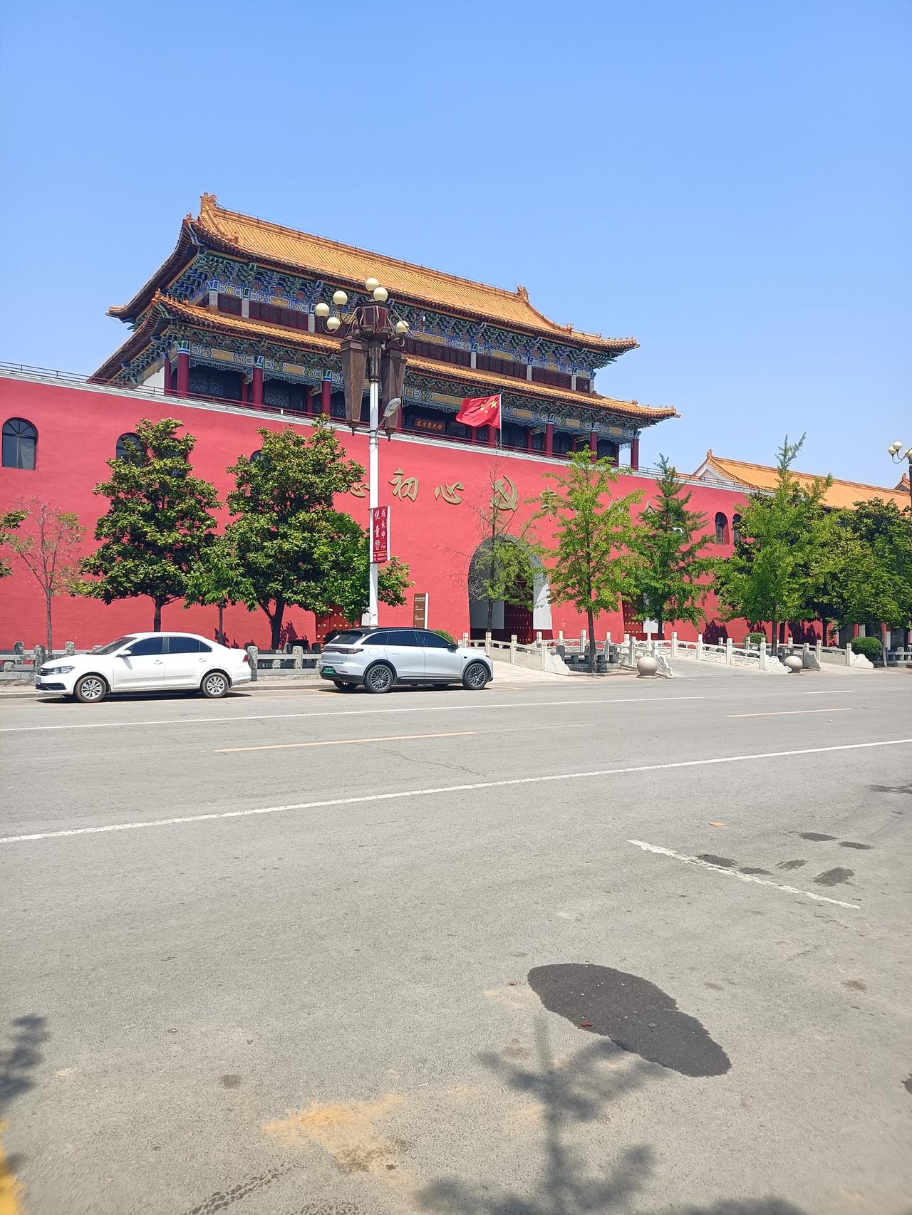 同样都是小区，看看人家的小区大门，广场！知道这是哪里吗？