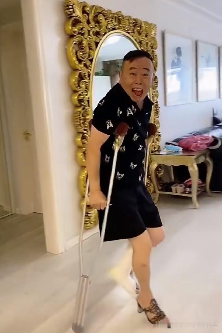 潘长江的小品我很少发笑，但这个视频我却不由得笑了，第一帧镜头，随着一首民国风情的