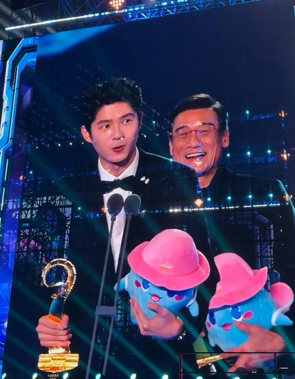 同样28岁刘昊然春风得意，王一博却0进组，好唏嘘。
这一次和梁家辉同领年度最佳男