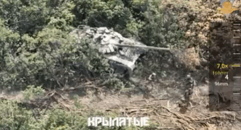 3名俄军士兵耍小聪明，故意将所驾驶的坦克开到树林里然后引爆，这样就有借口逃离扎波
