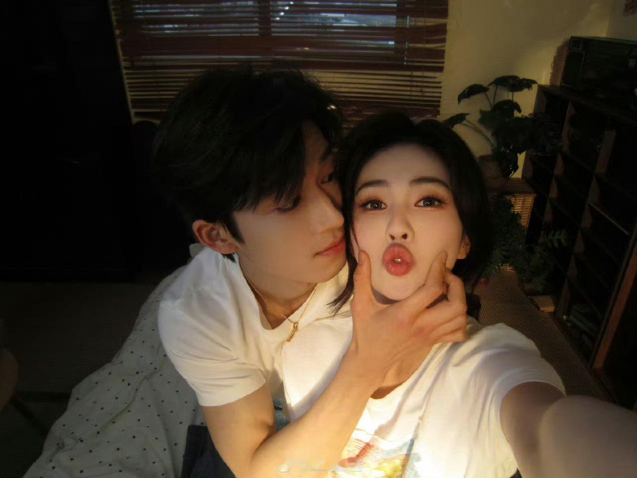 白鹿 剧宣的神  拍得太有氛围感了吧！参见剧宣的神白鹿大人 