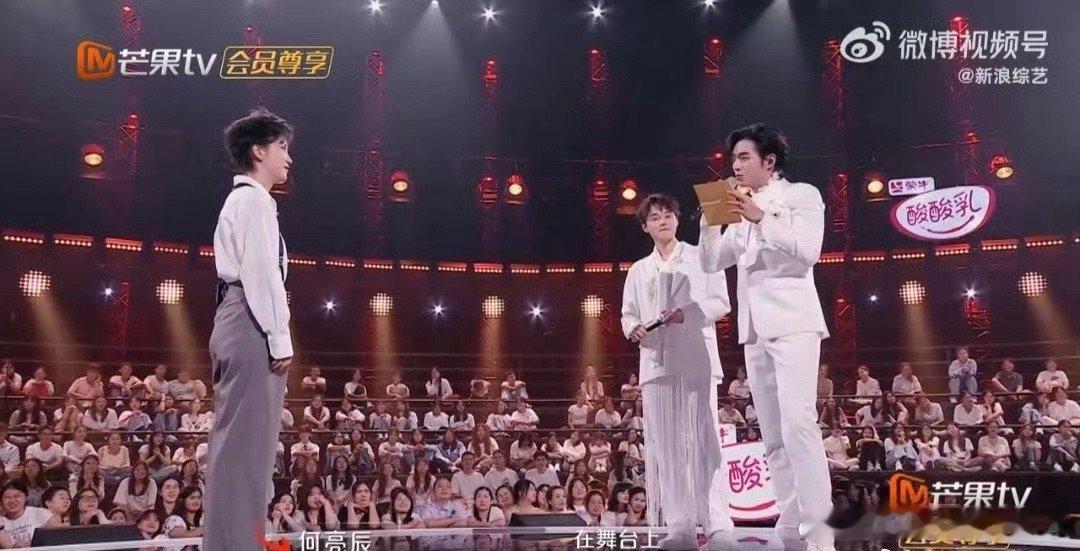 #高杨何亮辰给李霄云写诗# 在#时光音乐会#的舞台上，高杨与何亮辰携手，为李霄云
