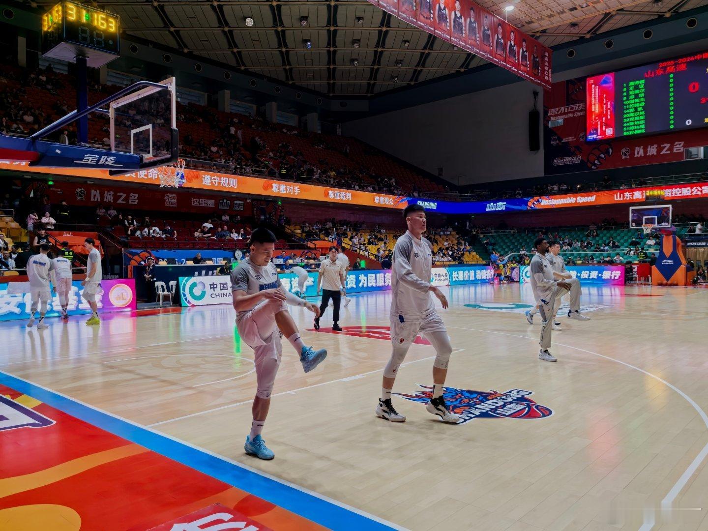 山东男篮vs北京男篮 山东这馆挺有意思，到赛前热身都不开大灯，黑着整，说是等距离