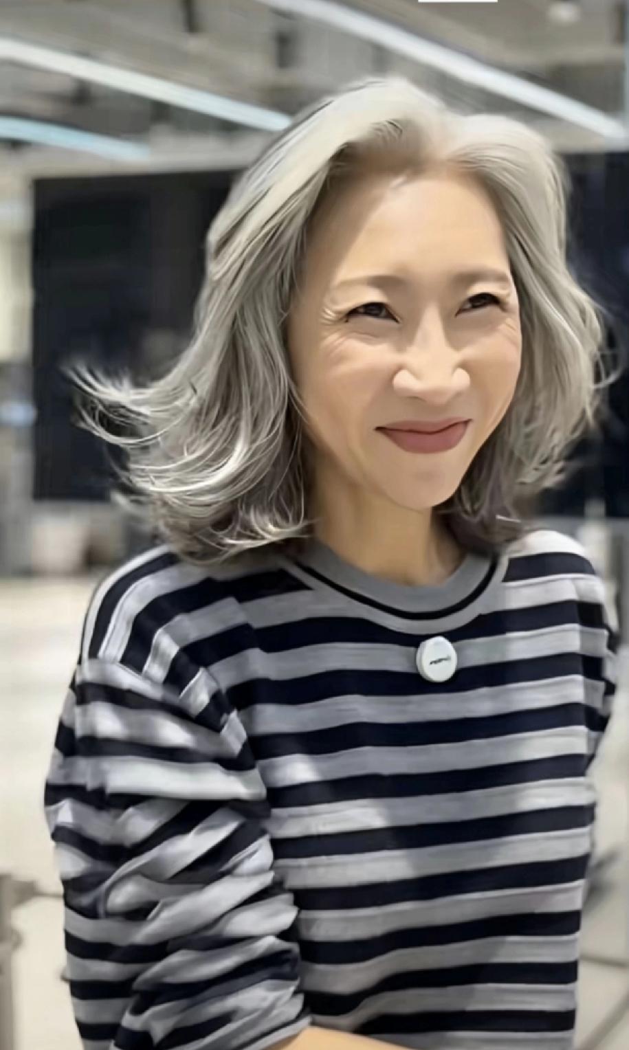 不怕岁月催人老，自然白发也很美。几款白发供大家欣赏。
（图片来自网络）