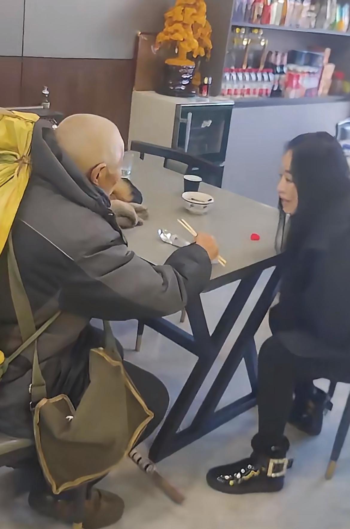 零下26度黑龙江七台河的大爷饭馆讨饭，好心的老板娘热心快照。一打听，大爷儿子生病