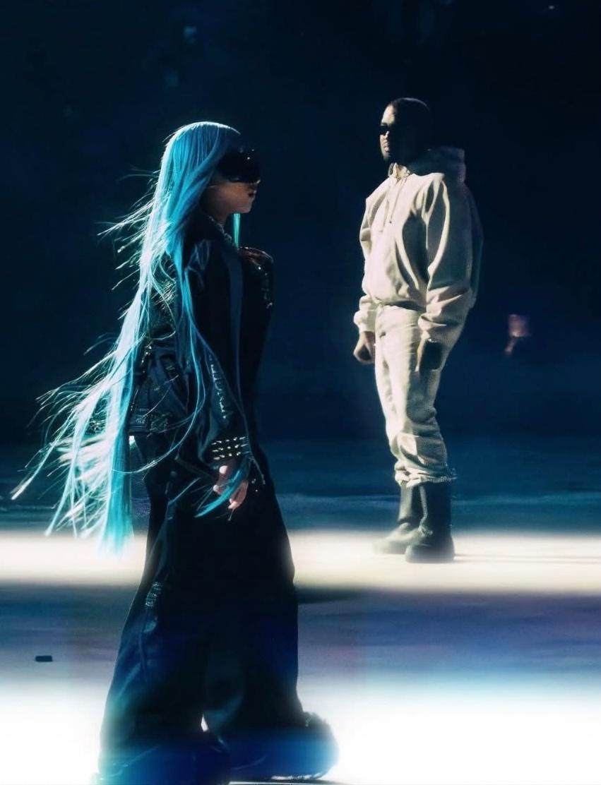 Bianca今天穿了啥｜更新 👇 陪伴Ye在墨西哥演出，女儿North Wes