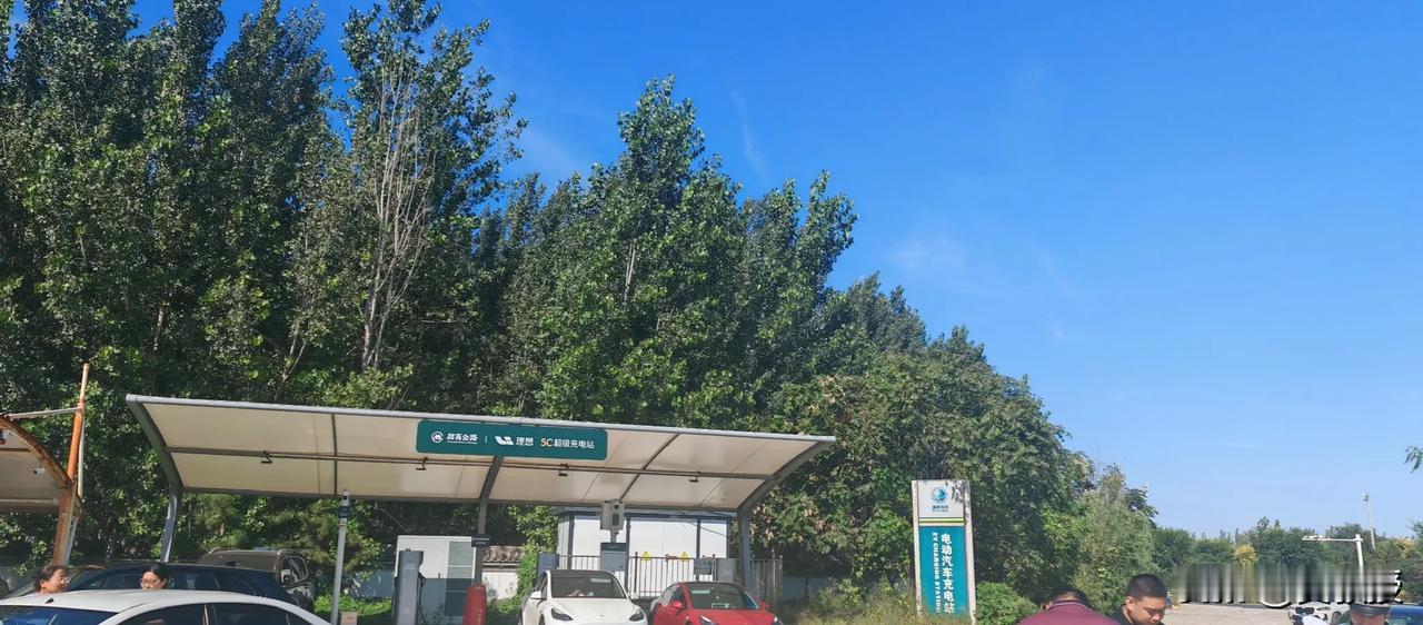 理想这个快充
虽然贵了点
但是很快，30分钟不到就充好了