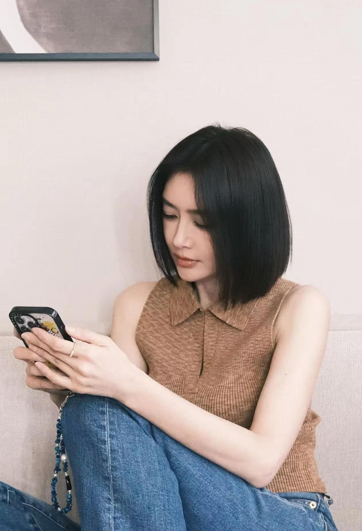 秦岚这穿搭，真的太懂普通人了！不挑身材不挑场合，随便一套就很出片，懒人也能轻松驾