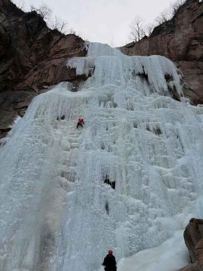 王一博晒攀冰照不愧是内娱最有种的男人。这高度这坡度看着都害怕。