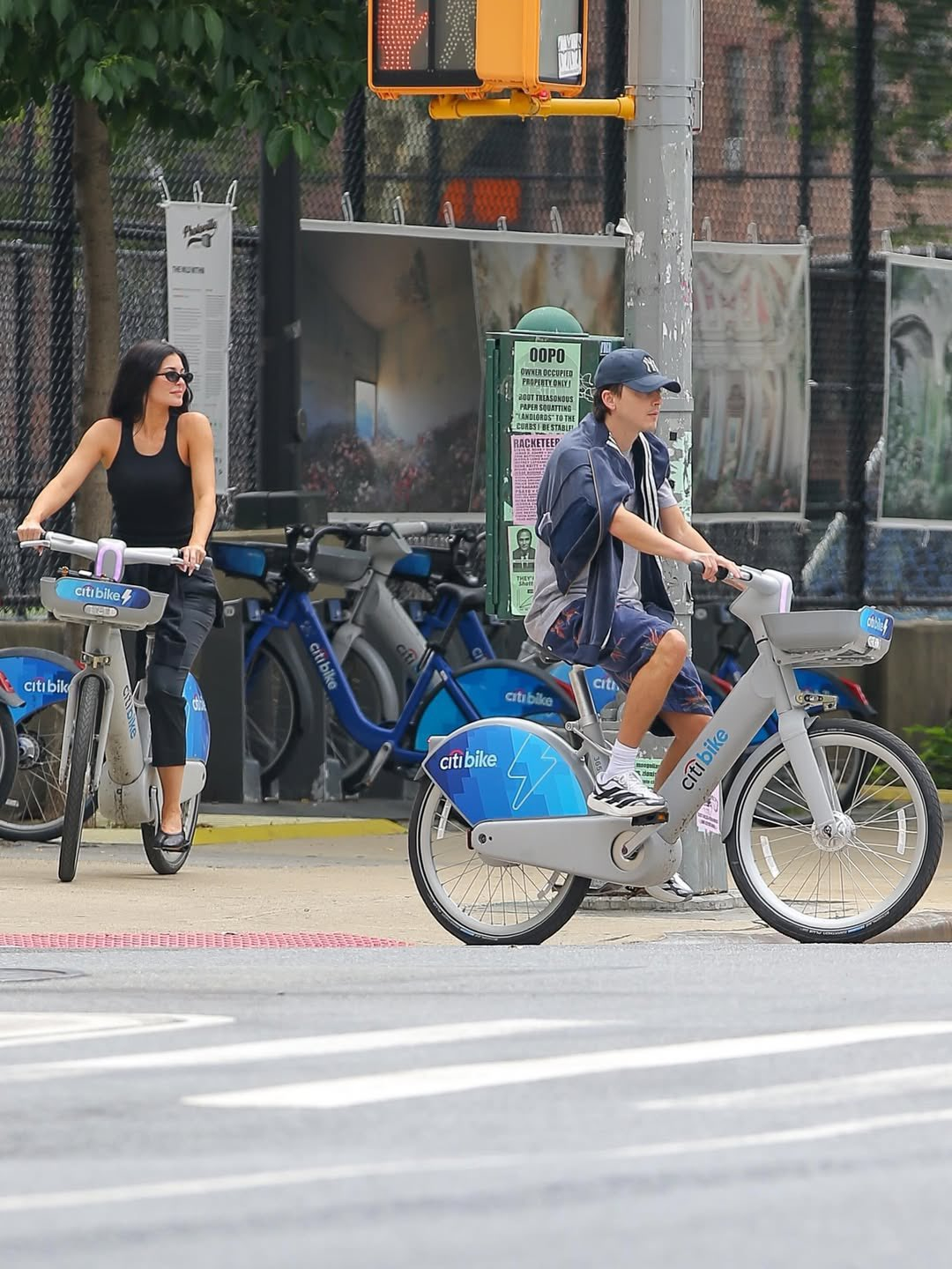 Timothée Chalamet与Kylie Jenner在纽约街头骑着cit
