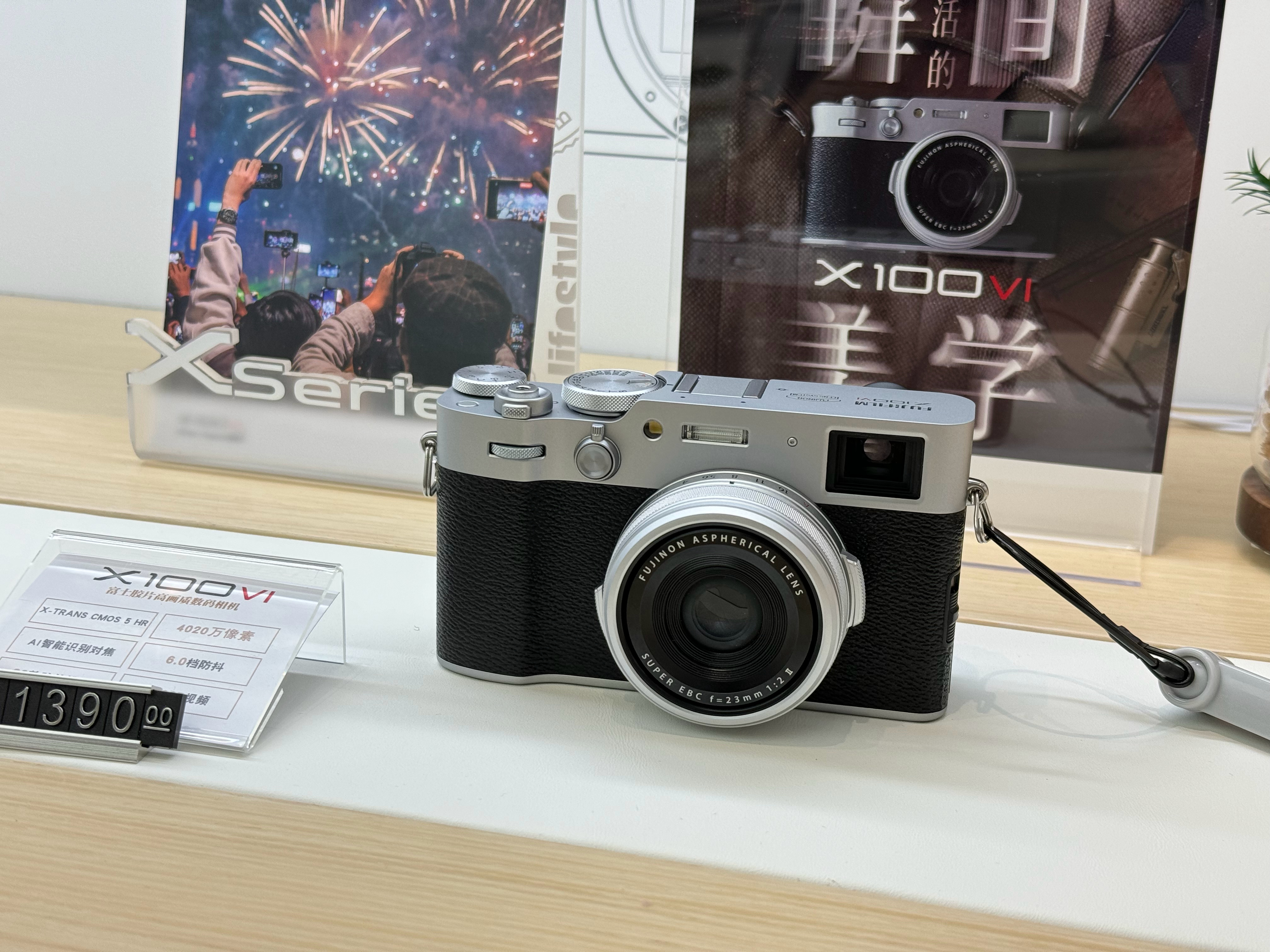 来深圳华侨城新开的富士印象店摸摸理财产品富士X100 VI，这个质感确实还可以，