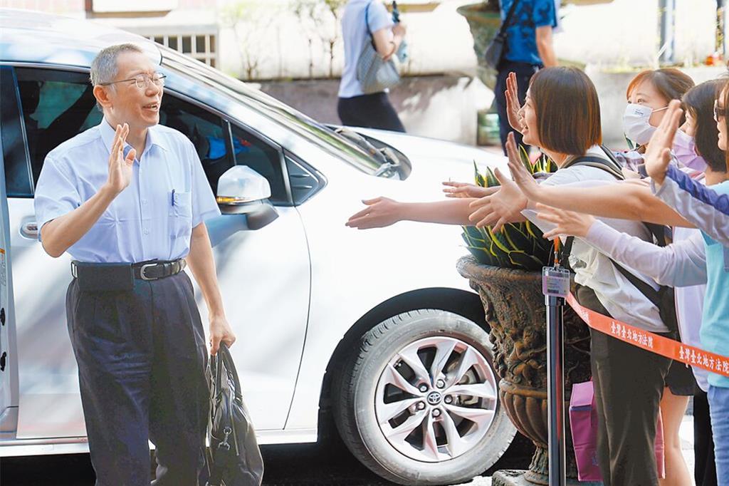 柯文哲今出庭作证。柯文哲涉京华城及政治献金案遭起诉,他今日将首度由被告身分转为证