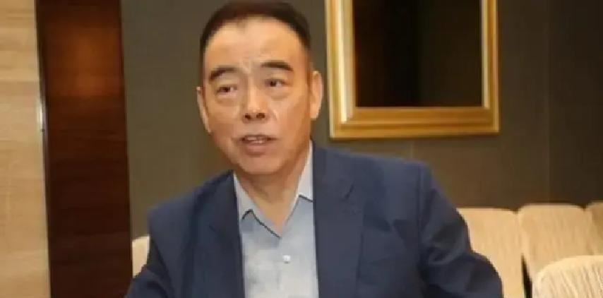 保护一个人最好的方式，有时是向她隐瞒真相。
二十年前，宋丹丹在录音棚外捕捉到陈凯