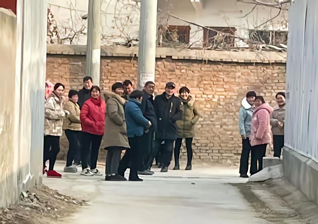 村子里的人到这家门口是来看笑话的，这一家女主人张姐去年收了儿媳妇之后，不准自己家