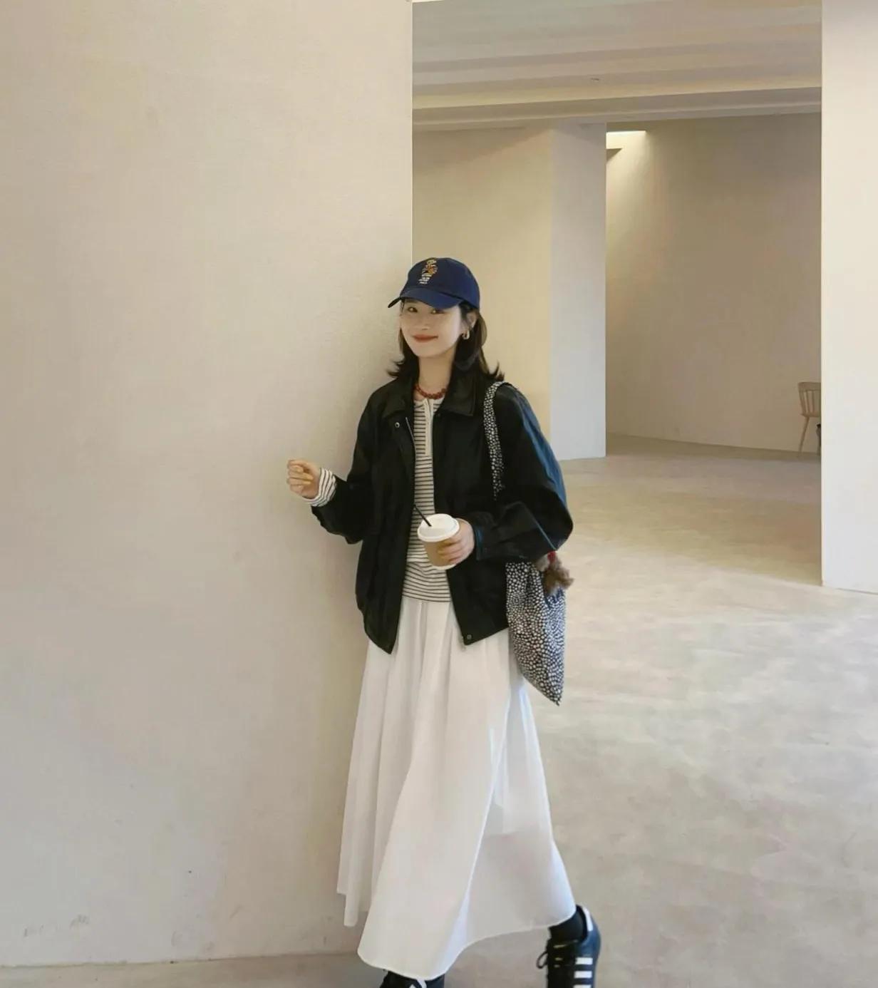被这套黑白配美到了！酷飒黑皮衣碰撞温柔白裙，棒球帽和波点包点缀细节，随性又有格调