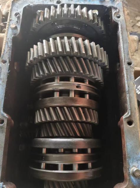 我们在开车时会听到发动机的微微震动声，那发动机里面的零件每秒钟要摩擦几十甚至上百