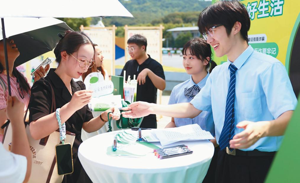 今天看到一条新闻，南京市，近千名大学生赶 "金融大集"，国泰君安、华泰证券等机构