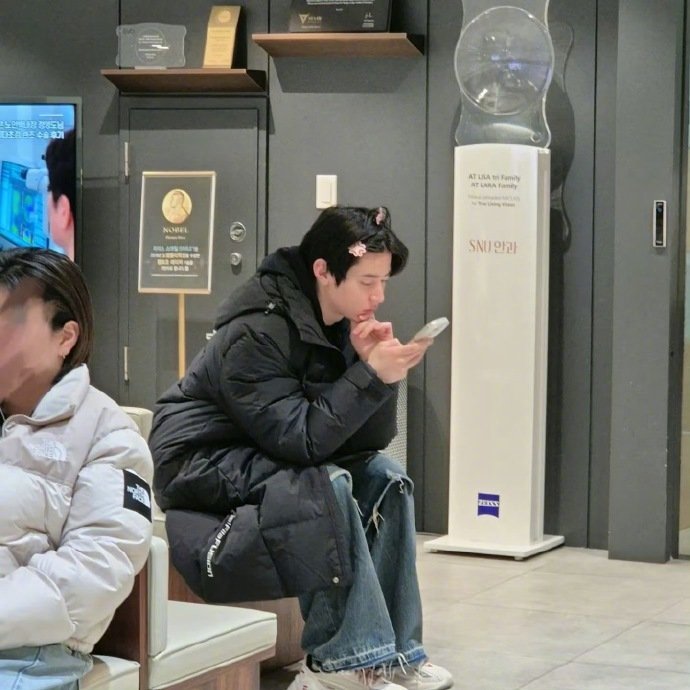 章昊素颜看眼科 网友看眼科偶遇章昊去医院复诊，透露素颜的章昊脸超级小！ 