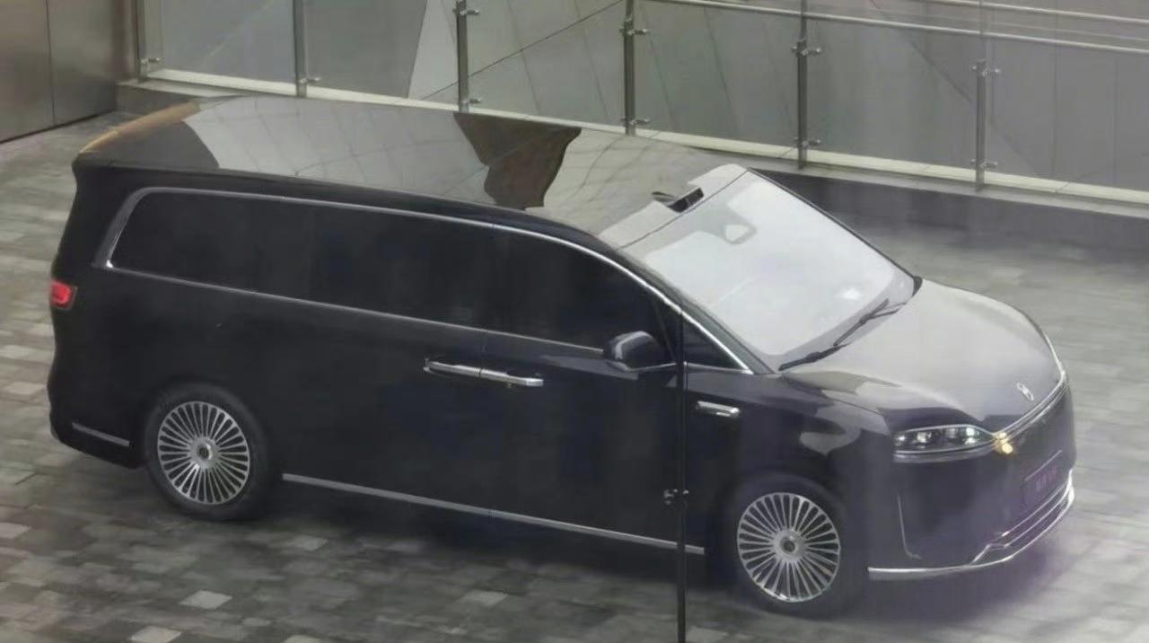 二孩家庭买SUV还是买MPV
上周一个二胎朋友问我买啥车，我推荐了MPV，他说开
