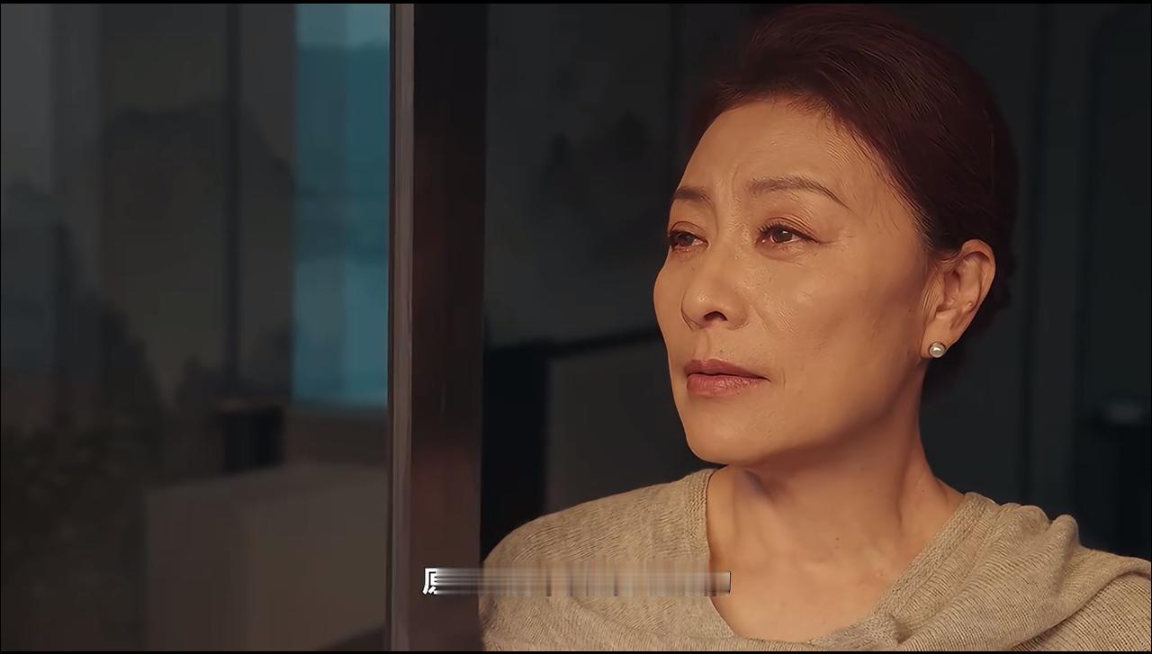 《四喜》：明珠婆婆何丽华无脑子是装的。
也就是说她早已觉得丈夫不对劲了，枕边人外