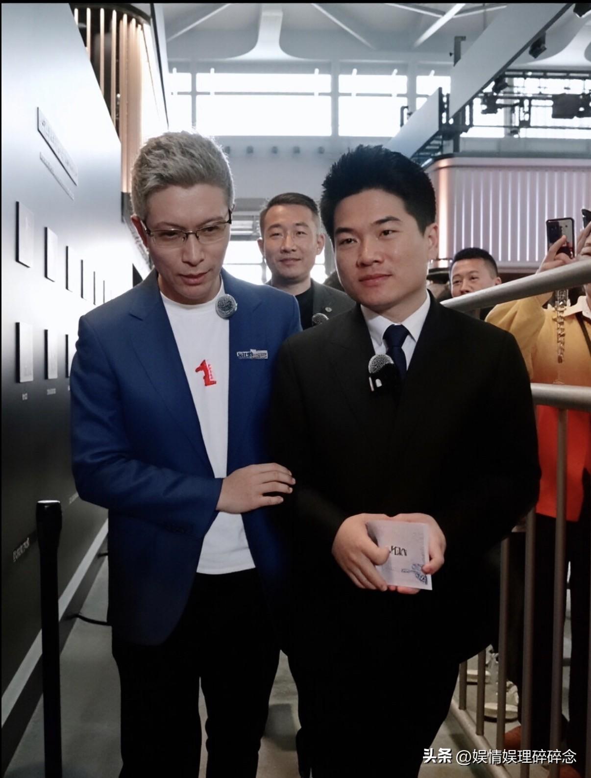 这次“权都董”组合逛展，
看得出来，
朱广权老师是真的欣赏宇辉，那种眼神里的喜爱