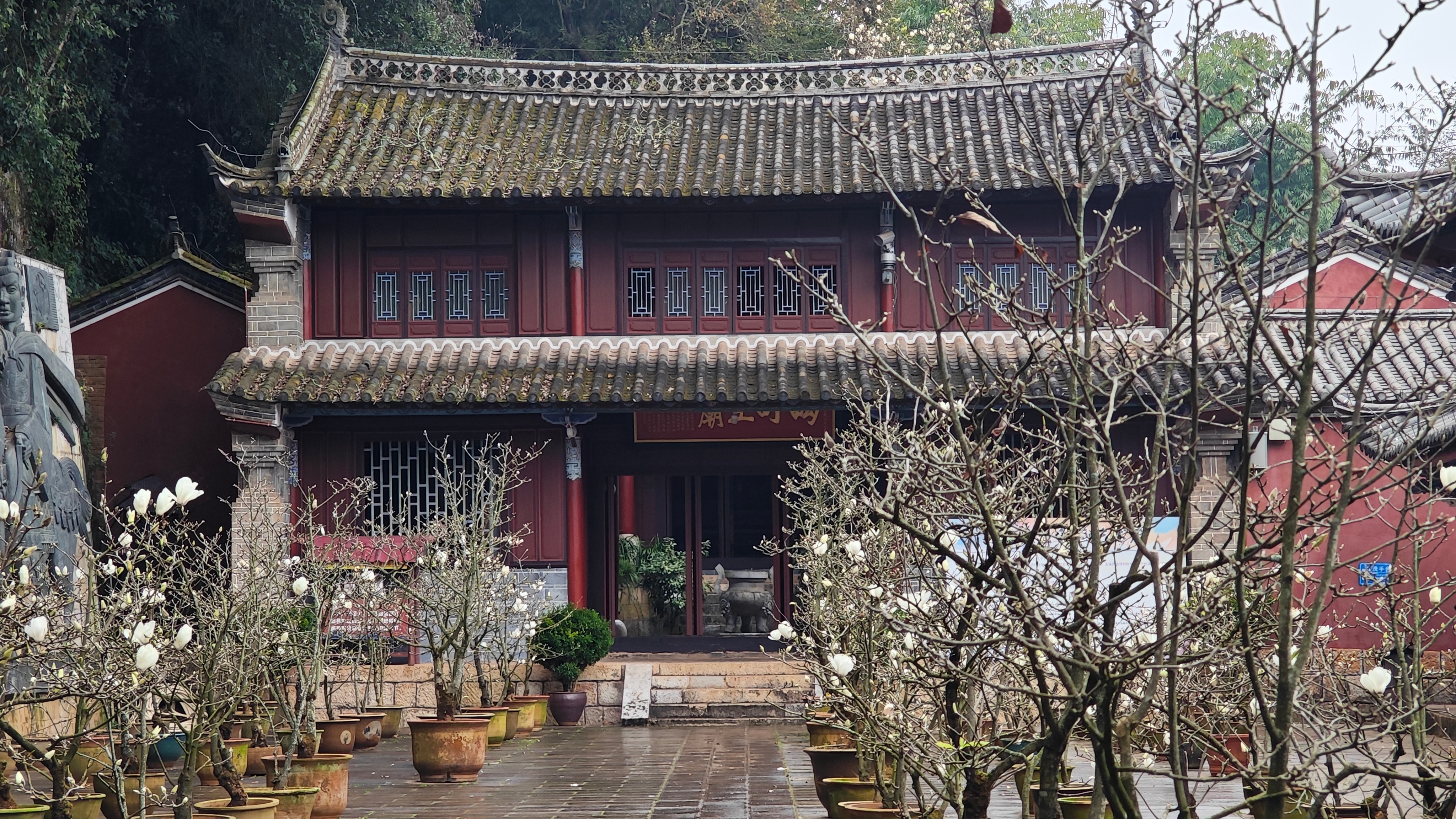 巍山 秀山，钩町（鉤町）gōu tīng 庙。钩町是汉代位于巍山的地方政权。 