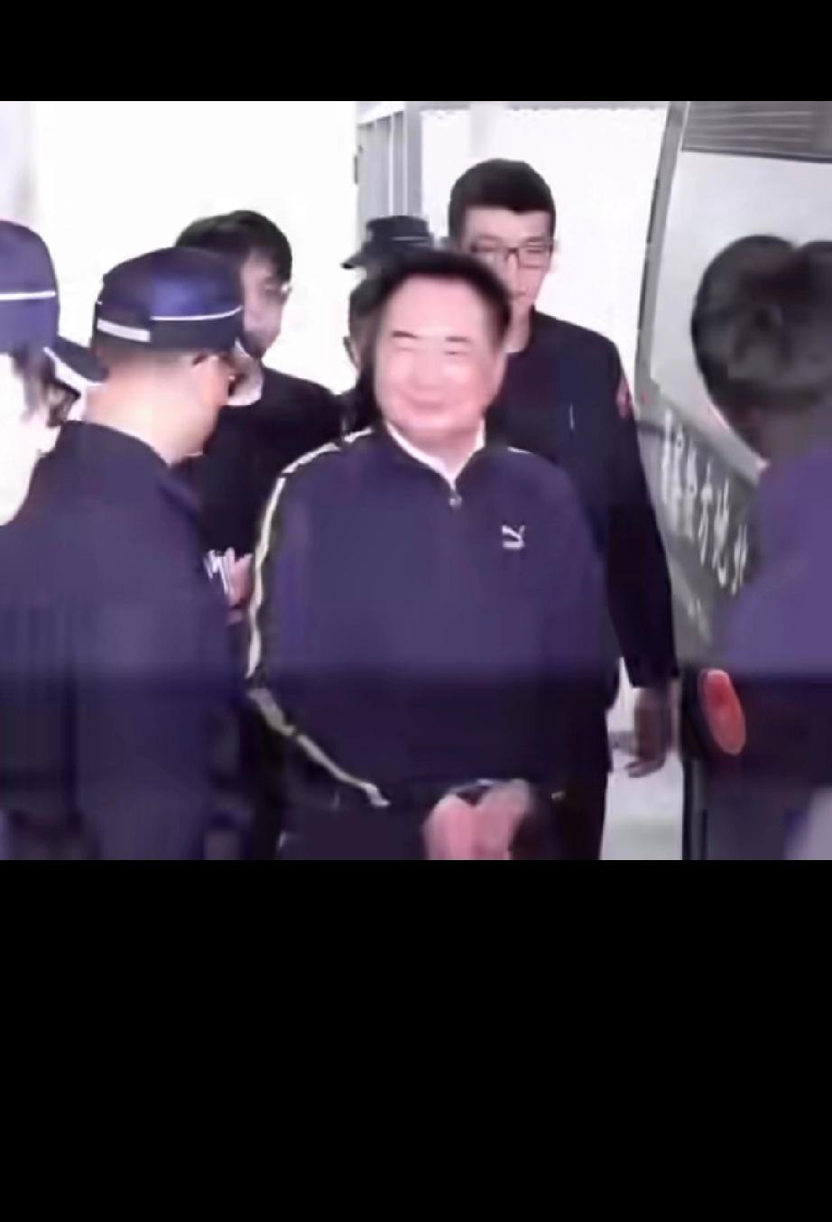 蔡正元戴上手铐画面曝光。
虽然听了蔡正元的黄金会在5000到5500美元/盎司震