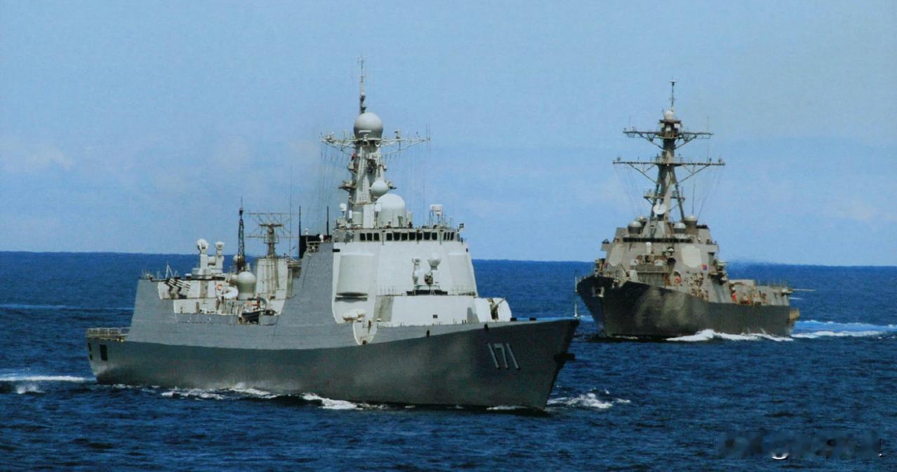 解放军052C型驱逐舰，与美国阿里伯克级驱逐舰同框。
052C型驱逐舰，总计只有