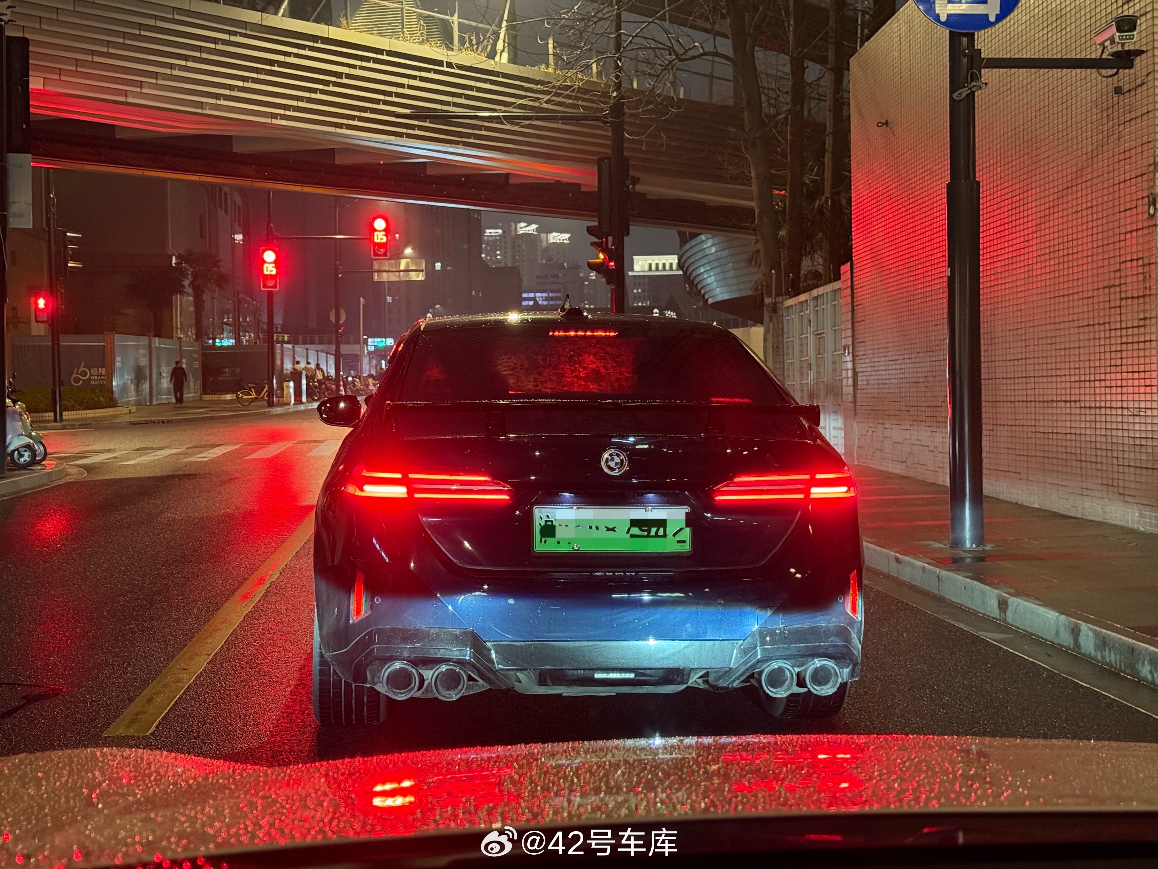 昨晚遇到一辆很有意思的 5 系，哥们开的这辆是纯电的，但加了个四出的假排气，看样
