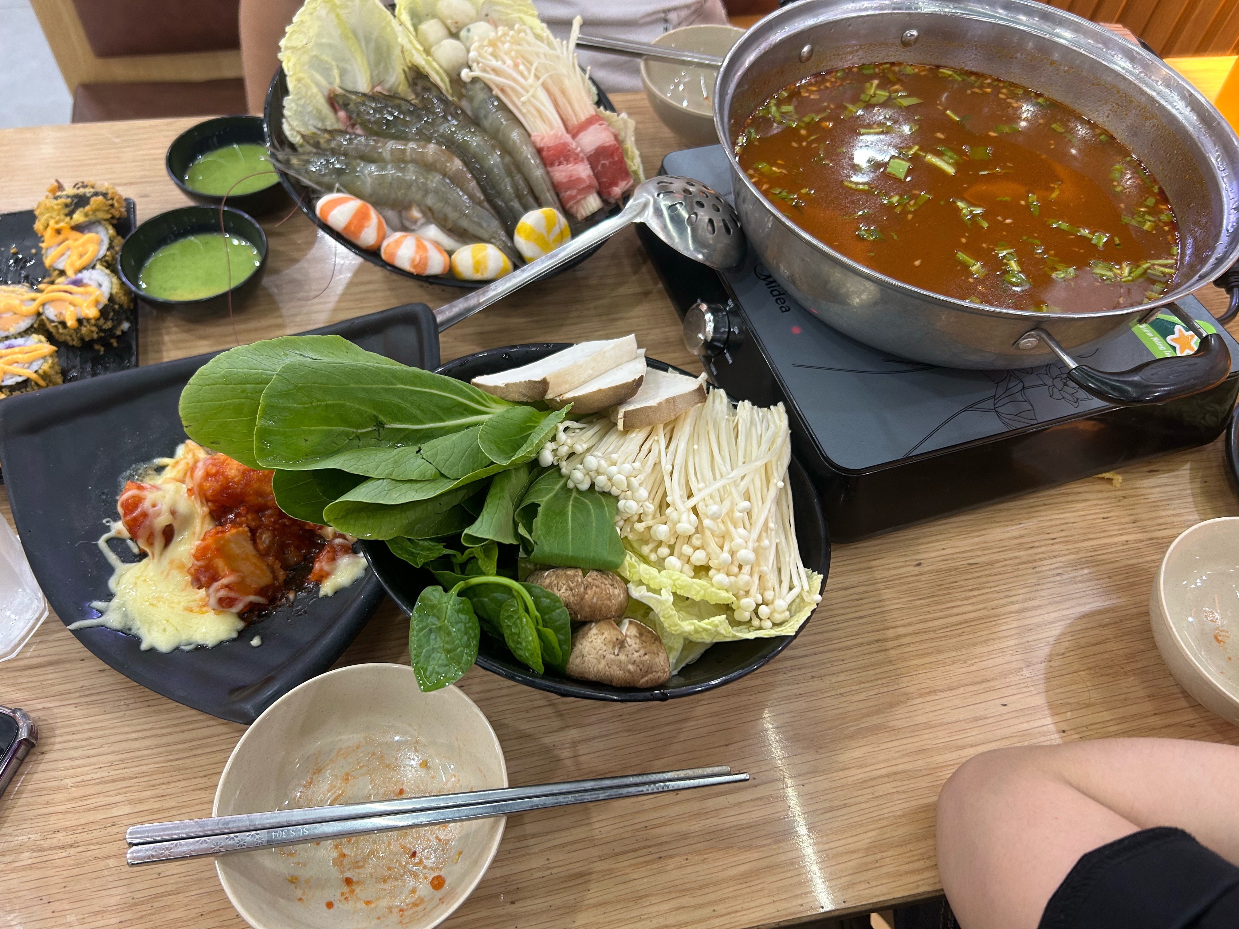 纠结吃什么，那就选择火锅🍲因为火锅什么喜欢的都可以煮[流鼻血] ​​​