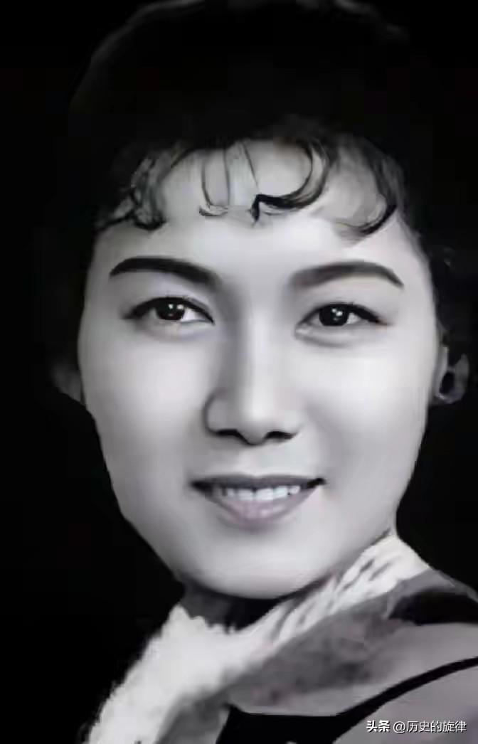 1952年轰动京城一幕！90岁齐白石拽25岁新凤霞进屋：满柜钱财，随便拿
 
1