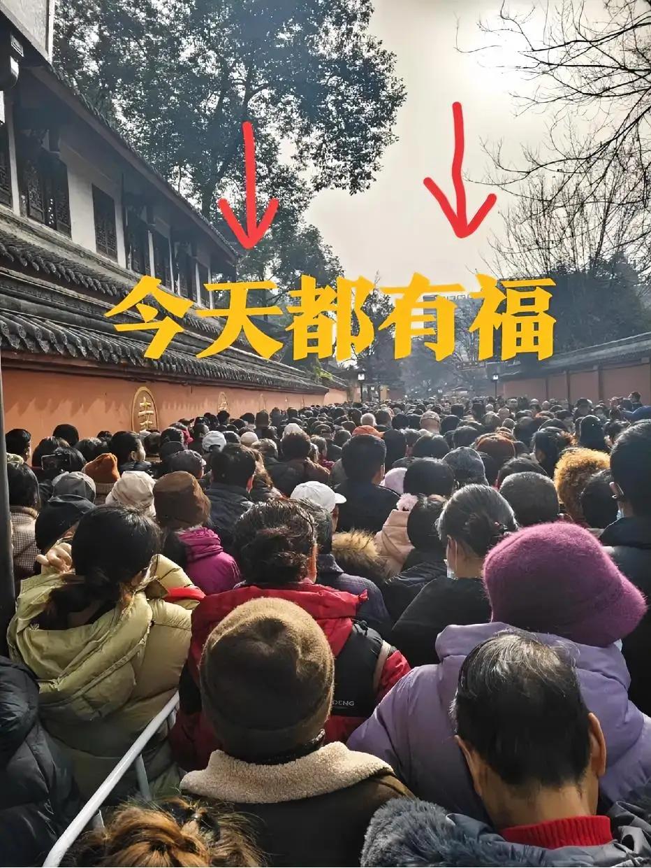 成都文殊院每年农历腊月初八（腊八节）对市民免费施粥（腊八粥）有些年头了，信佛不信