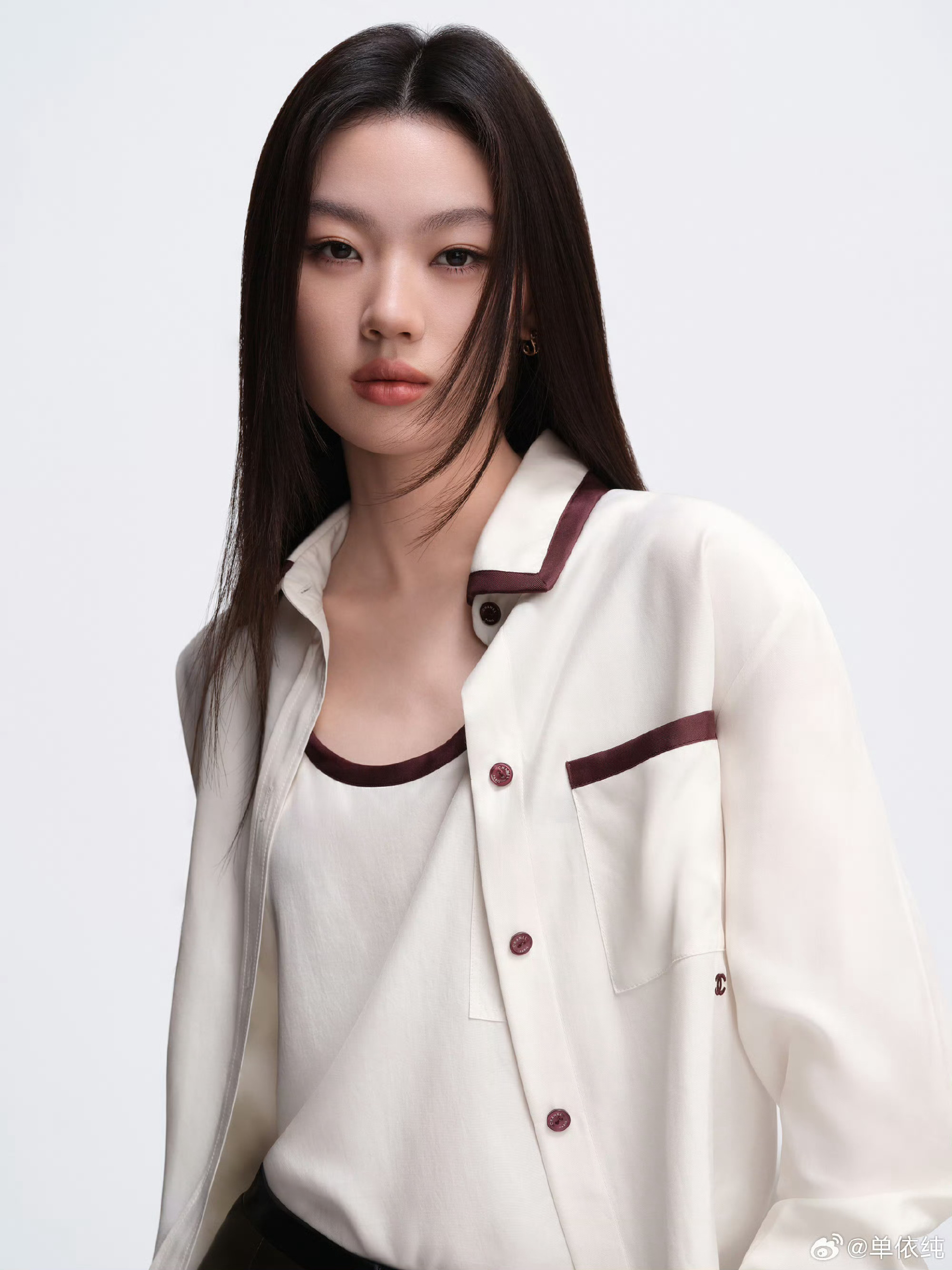 过了很久还是想感叹香奈儿这张官宣图拍得实在太他妈好看了。 