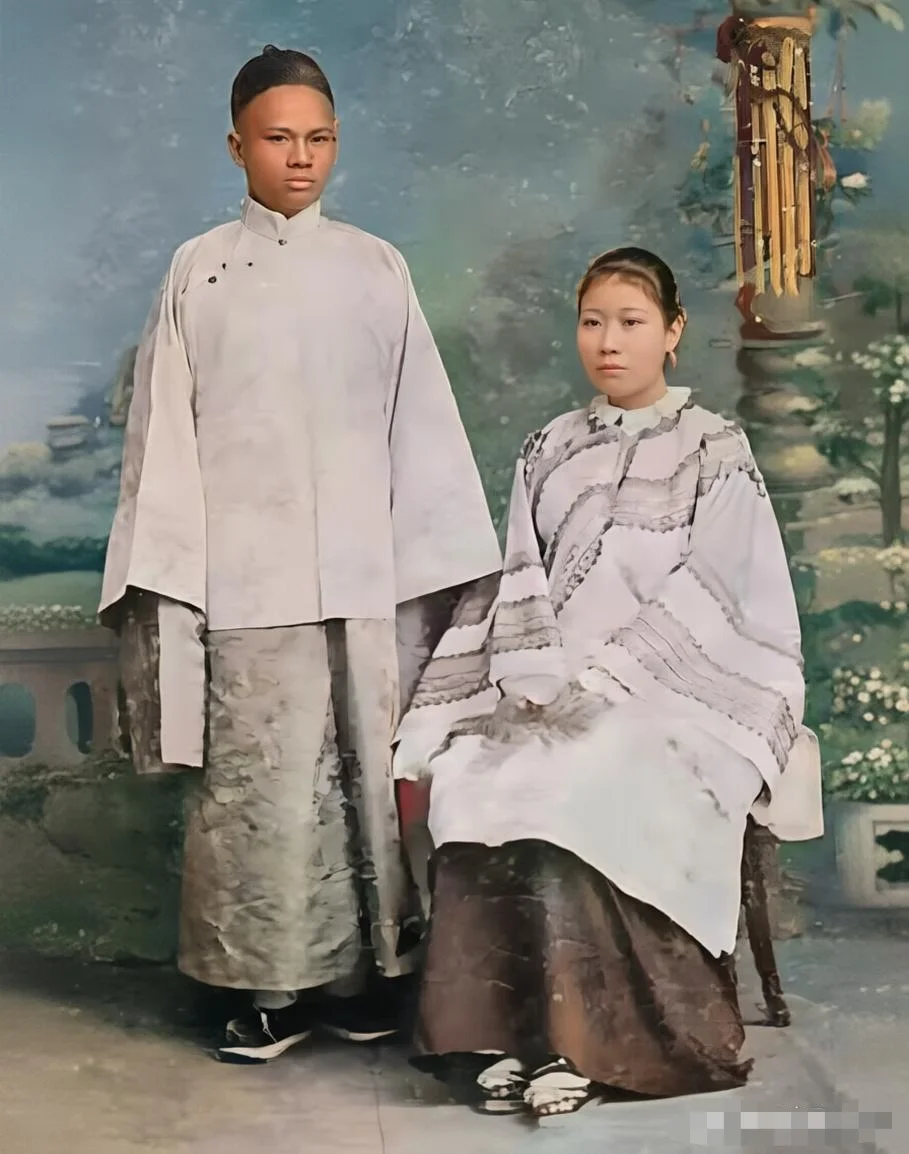 1887年，21岁的宋嘉树和18岁的倪桂珍拍下新婚合影。 	 这对夫妇...