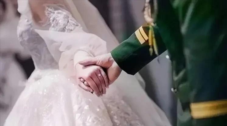 山西，男子是现役军人，和妻子聚少离多，妻子突然要求离婚，并搬回娘家居住。男子休假