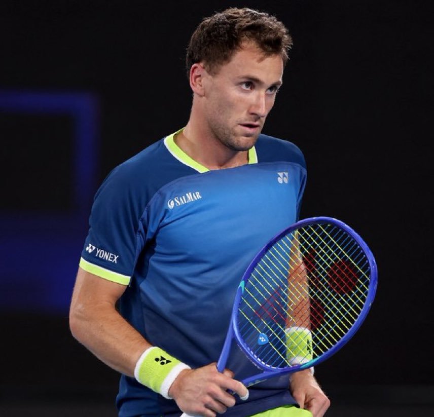 门希克6-2、7-6、7-6打败奎因，闯入澳网16强，将战德约。鲁德6-4、6-